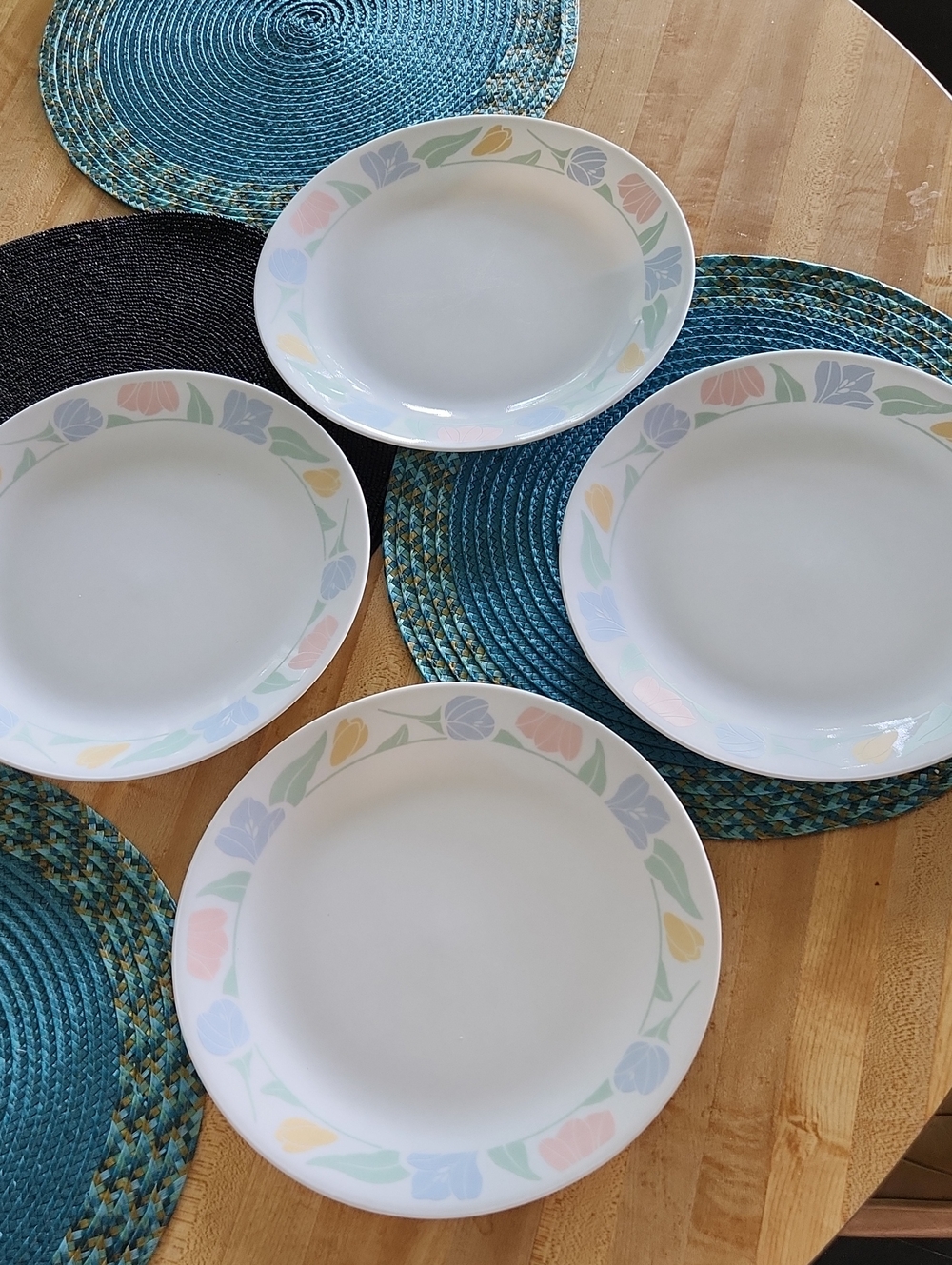 Corelle Friendship Dinner Plates Set of 4
